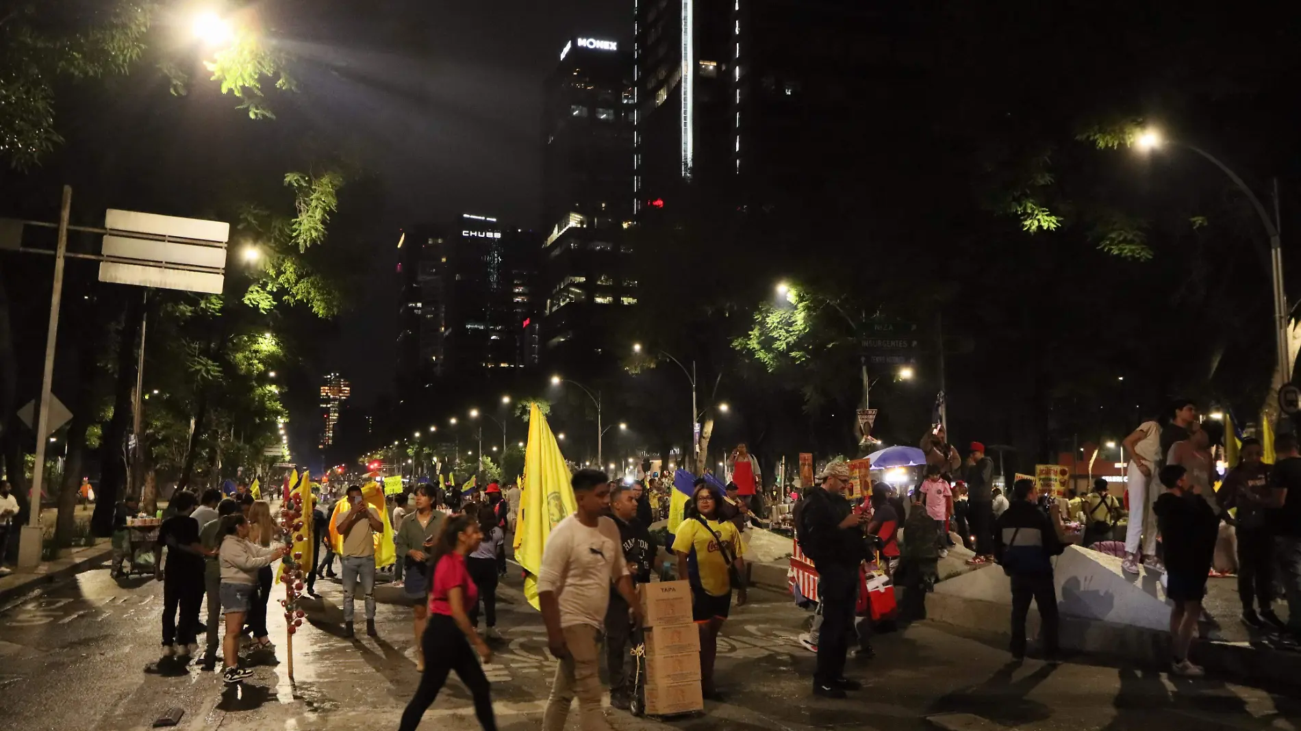 Aficionados del América celebran en el Ángel de la Independencia el bicampeonato